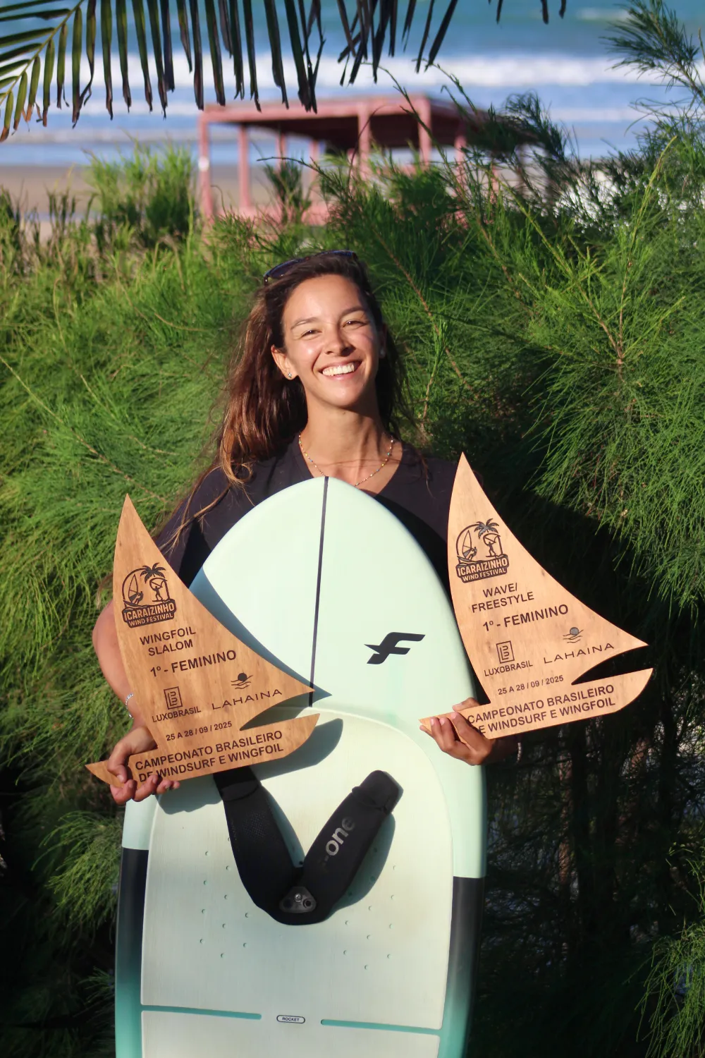 Feli Ceballos con sus dos trofeos del Campeonato Brasileiro de Wingfoil 2025