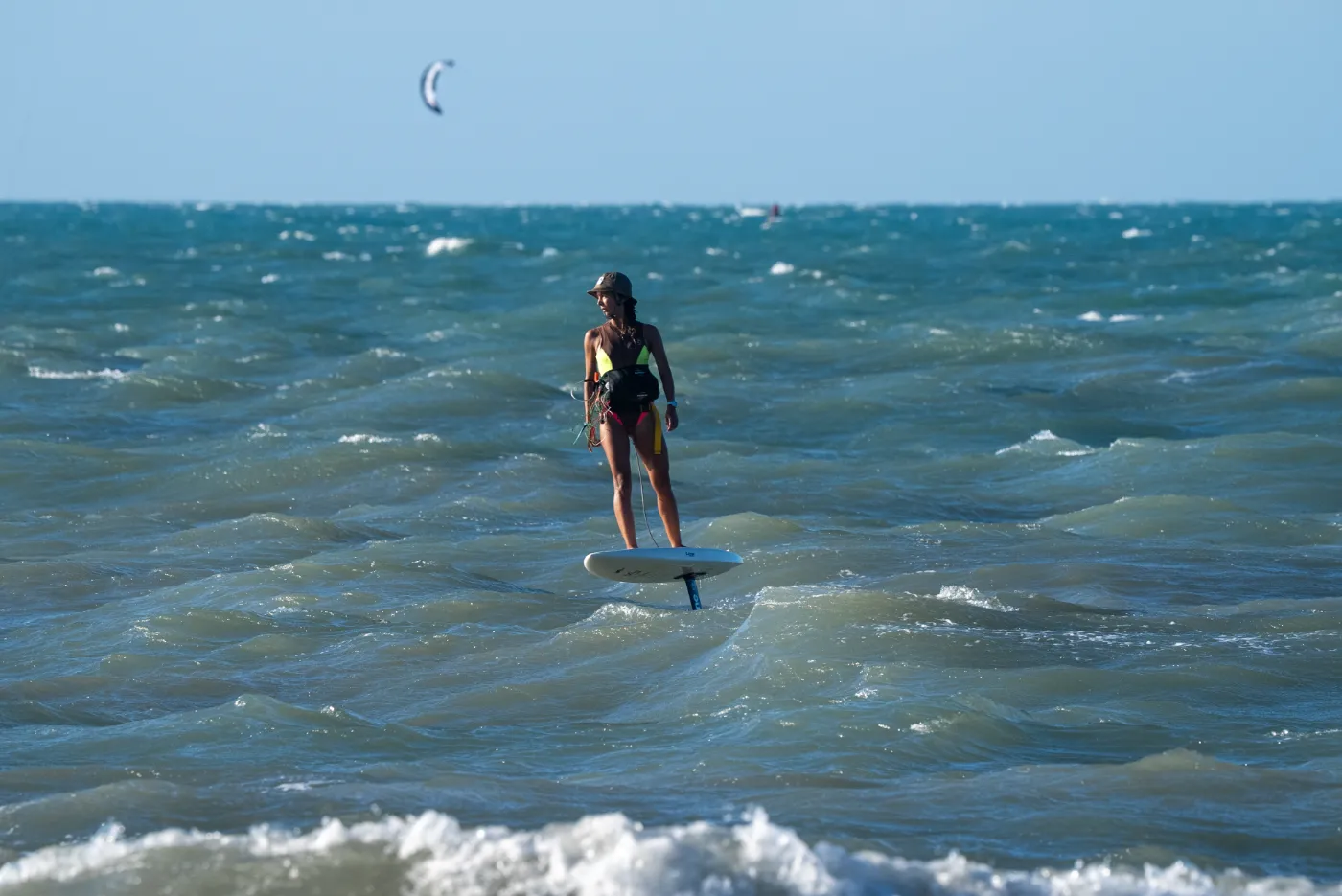 Feli Ceballos foileando en condiciones choppy en Cumbuco